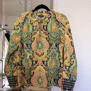 Cotton long sleeve boxy blouse.